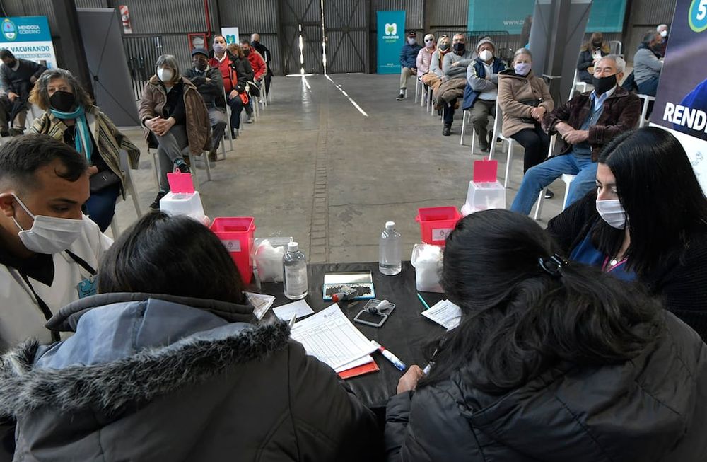 Continúa la vacunación de segunda dosis contra CCovid 19, de la vacuna Moderna, Sinopharm para completar el plan de vacunación de la primera dosis de la Sputnik V Foto: Orlando Pelichotti / Los Andes
