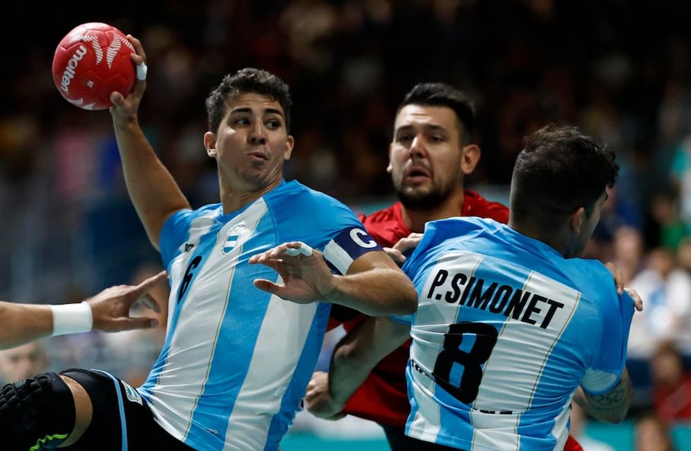 Diego Simonet de Argentina (i) en acción durante el partido de la Ronda Preliminar masculina del Grupo B entre Argentina y Hungría en las competiciones de balonmano de los Juegos Olímpicos de París 2024, en el South Paris Arena de París, Francia, el 29 de julio de 2024. Foto: EFE/EPA/RITCHIE B. TONGO