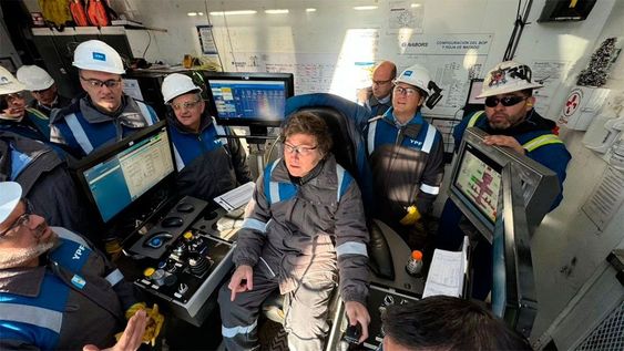El decreto firmado por Javier Milei reconoce que las obras de ampliación de los gasoductos recién entrarían en operación en el invierno de 2027, lo que obliga a la Argentina a mantener la importación de Gas Natural Licuado (GNL) para cubrir los picos de demanda residencial y la generación eléctrica.
