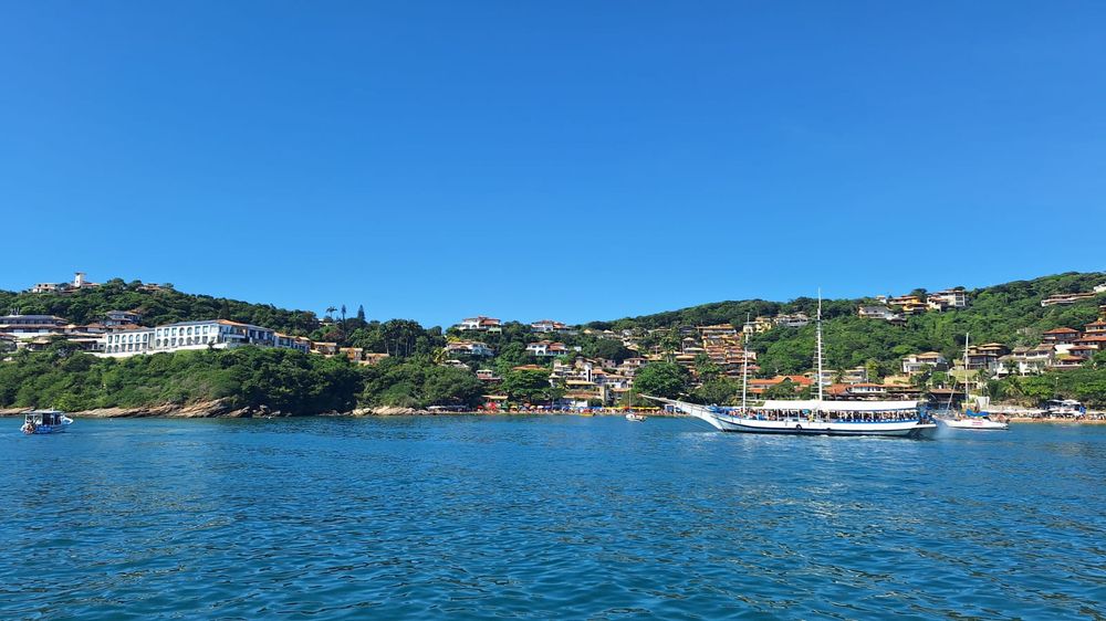 Paseo en catamarán por las aguas celestes de Buzios