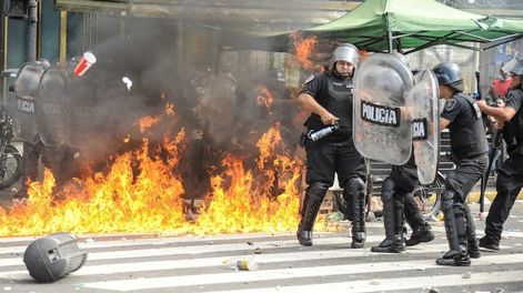 Los Andes | Incidentes en el Congreso de la Nación con manifestantes de izquierda que se manifestaban en contra del acuerdo con el FMI. Foto: Federico López Claro