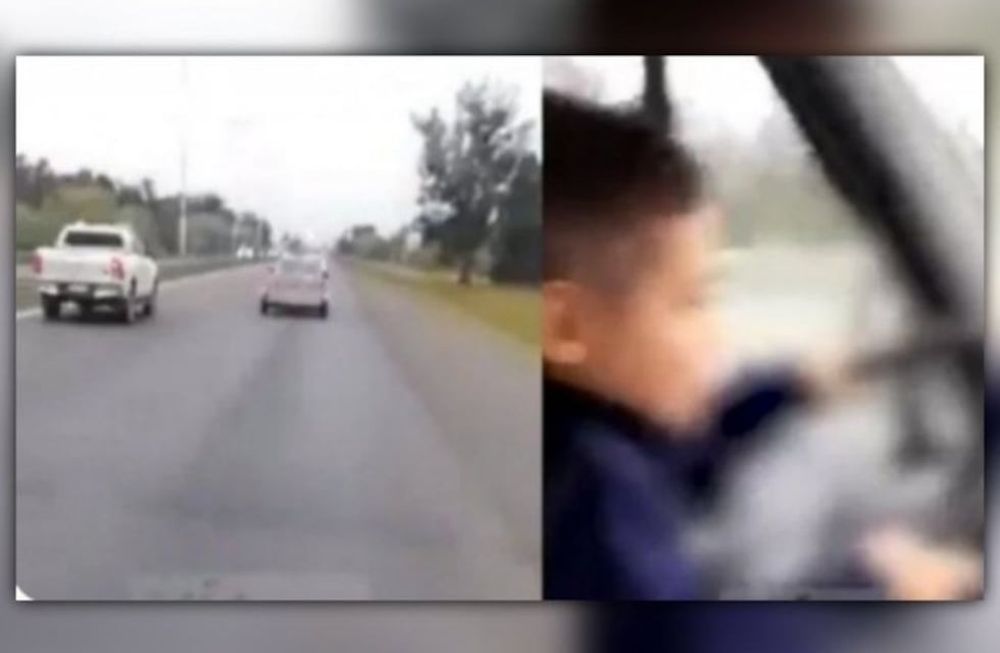 un padre obligó a su hijo de 7 años a manejar en una autopista y lo grabó