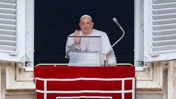 Imagen de archivo del papa Francisco durante el rezo del Angelus. EFE/EPA/FABIO FRUSTACI