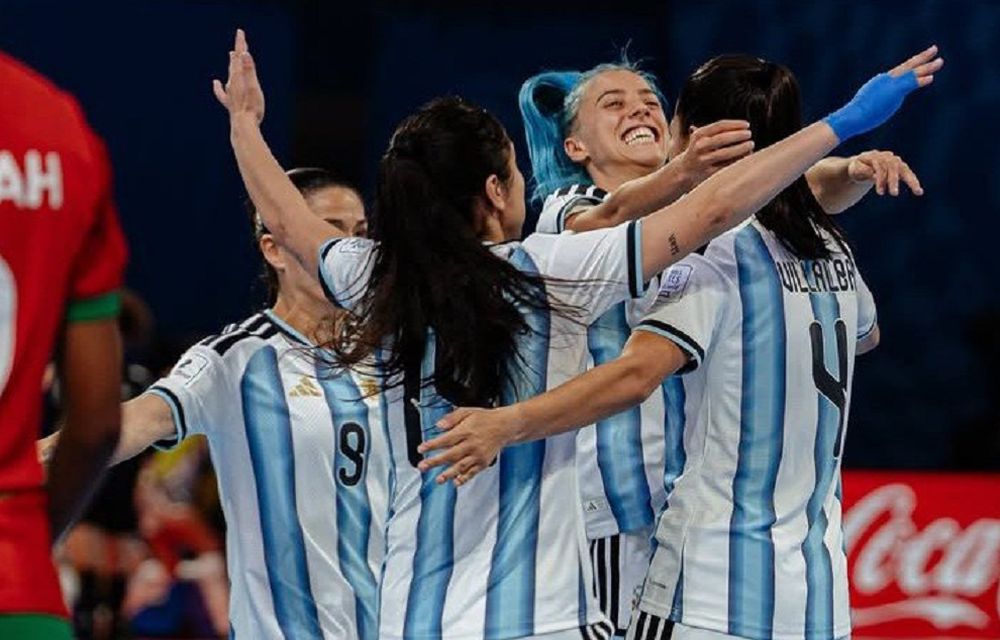 Argentina logró otro triunfazo en el Mundial femenino de futsal: clasificó a cuartos de final, pero expulsaron a su mejor jugadora.&nbsp;