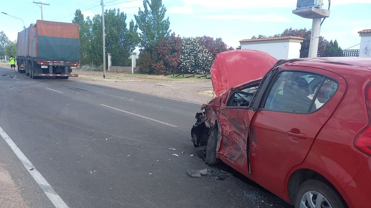Un auto y un camión chocaron en Maipú: hay un herido de gravedad