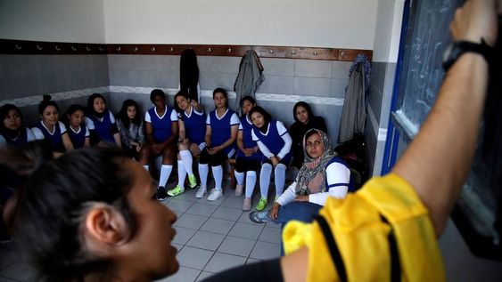 Refugiadas en Grecia encuentran alivio en el fútbol