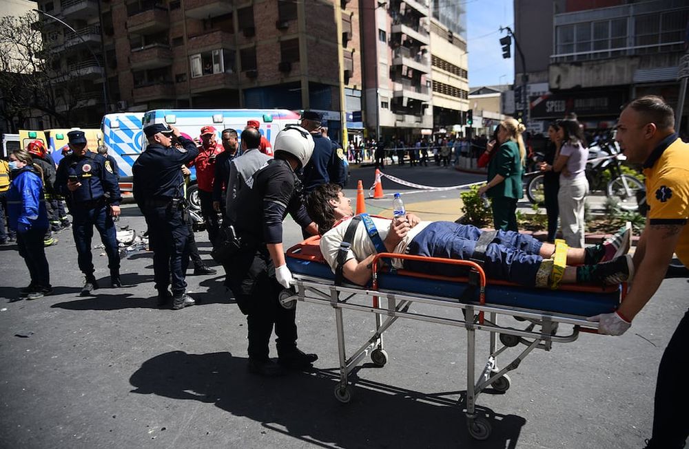 Un auto que arrolló a peatones, motos y otros vehículos. Ocurrió este jueves en pleno centro de la Capital, sobre bulevar Chacabuco. Al parecer, el conductor habría sufrido una descompostura. Hubo al menos 13 heridos, uno de gravedad. Chocó a 6 autos y dos motos. (Pedro Castillo / La Voz)