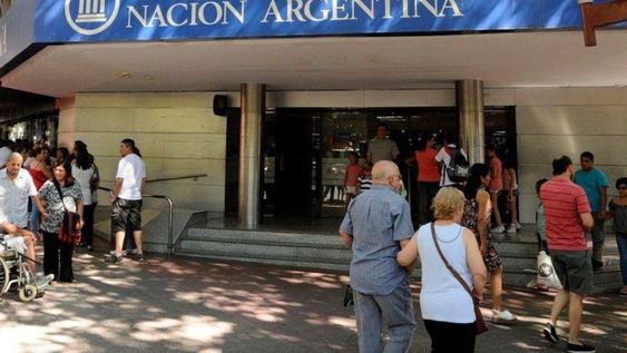 Durante la crisis 2001 y luego de anunciado el corralito la gente se agolpaba frente a los bancos para saber cuando les devolverían sus depósitos. Imagen Ilustrativa. Archivo Los Andes