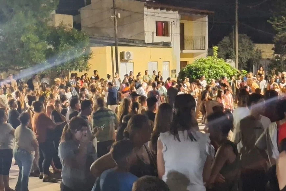 Desde las horas posteriores al hecho, se concentraron frente a la escuela, donde colocaron velas y carteles para recordar al joven