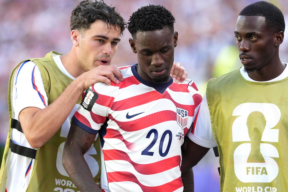 El delantero estadounidense Folarin Balogun fue expulsado en los 16avos de final frente a Bosnia-Herzegovina. Sin embargo, la FIFA dejó sin efecto la suspensión automática tras una gestión impulsada por el presidente de Estados Unidos, Donald Trump.