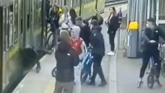 Un grupo de jóvenes empezó a intimidar a patadas a un grupo de mujeres. Cuando una de ellas intenta evitarlos, se cayó por el hueco entre el vagón y el andén. / Foto: Web