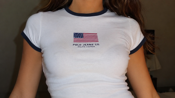 las remeras basicas de mitad y fines de los 90 volvieron a estar de moda: como usarlas para lograr un look actual