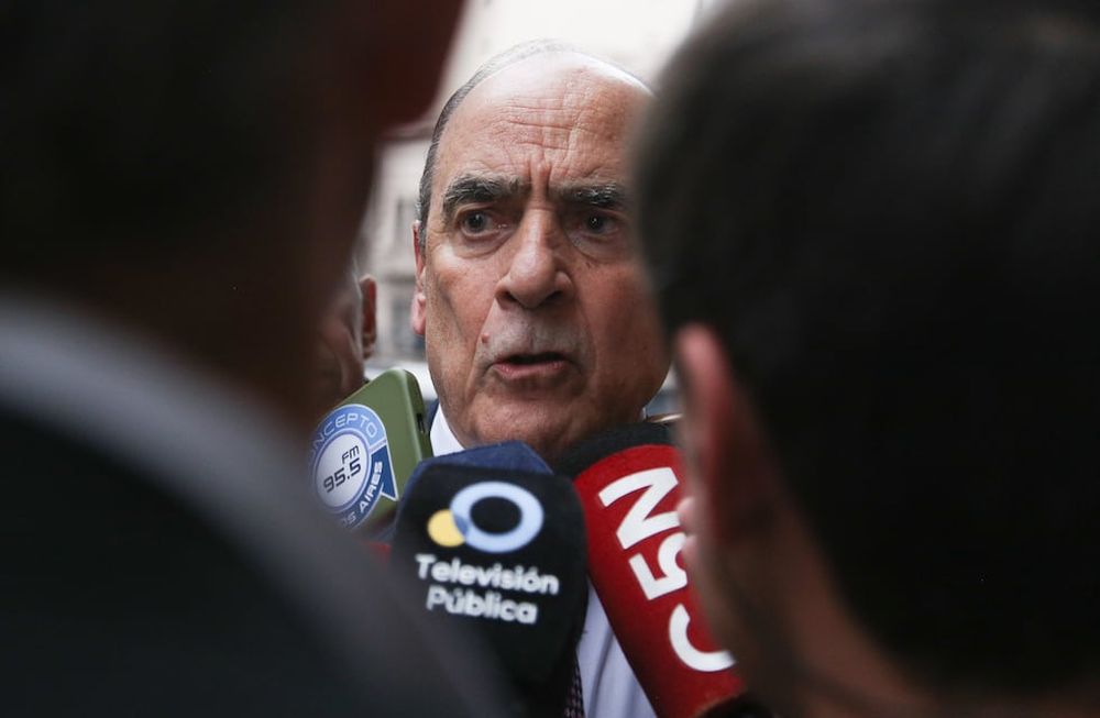 El jefe de Gabinete, Guillermo Francos, en su llegada al Congreso para dialogar con diputados sobre la continuidad de la Ley Bases. Foto NA: MARIANO SÁNCHEZ