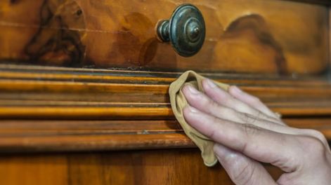 Cómo recuperar el color de los muebles de madera gastados.
