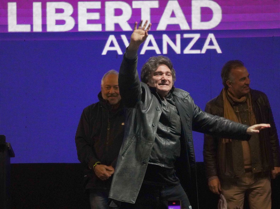 El presidente Javier Milei sostuvo esta noche que “cuando vienen las operaciones y uno sigue adelante, entonces proceden a la intimidación física”, y cuestionó al kirchnerismo por haberse “metido” con su hermana, en referencia a la secretaria general de Presidencia, Karina Milei.