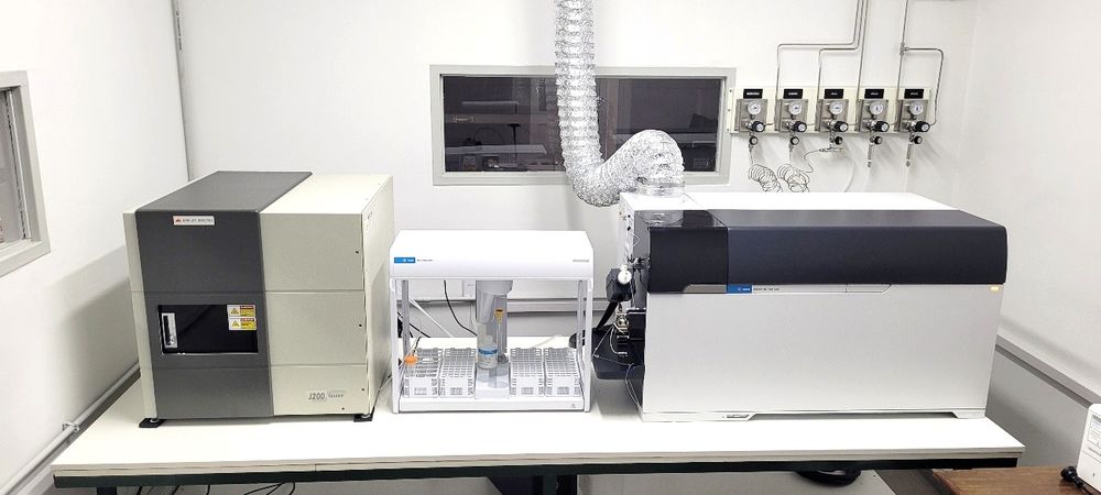 Alta tecnología. Plataforma de Análisis Multielemental e Imágenes Químicas de Alta Sensibilidad (Amiqas) inaugurada en Mendoza por el Conicet y la UNCuyo en abril de 2025. Es una de las más modernas del país e incluye técnicas analíticas de última generación que permiten el desarrollo de investigaciones y servicios analíticos requeridos por el sector minero. 