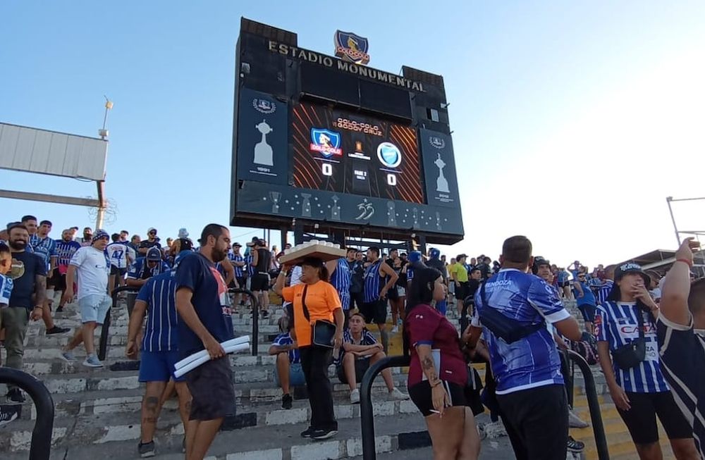 Tras un viaje largo y vigilado, los hinchas de Godoy Cruz llegaron al estadio Monumental de Santiago de Chile para la vuelta de la fase 2 de la Copa Libertadores ante Colo Colo. Foto: Los Andes