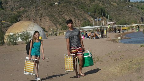 Los Andes | Durante las primeras horas de la tarde salió el sol y arribaron más bañistas a la margen norte del río Mendoza. Foto Orlando Pelichotti