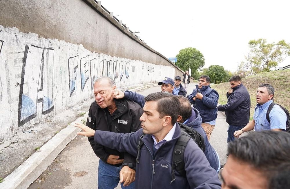 Sergio Berni habló con los colectiveros que le pegaron y aceptó sus disculpas. / Foto: Failla/ Clarín