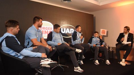 Los Andes | Jugadores del seleccionado argentino de rugby, Los Pumas, respondieron preguntas y firmaron autógrafos en el local de Burger King. Foto: Marcelo Rolland / Los Andes