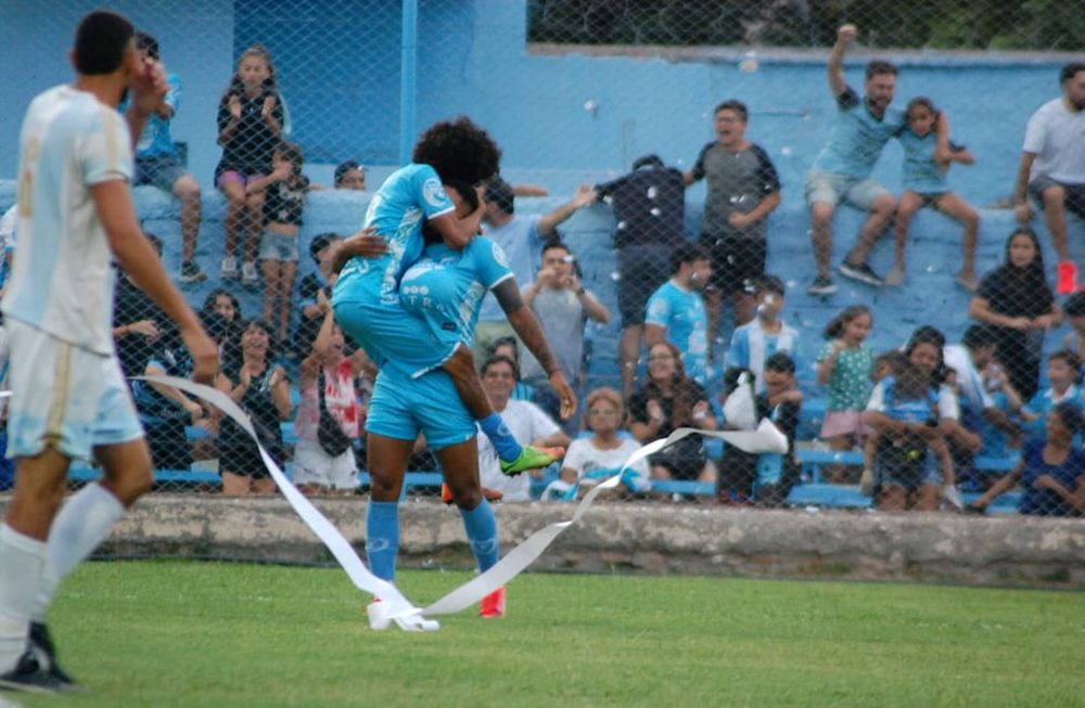 Fiesta total. Nico Arce se sube a “Cococho” de la “Bestia” Herrera, autor de los dos primeros goles de Gutiérrez, que volvió a ilusionarse con el ascenso al Federal A. Foto: Emmanuel Rodríguez