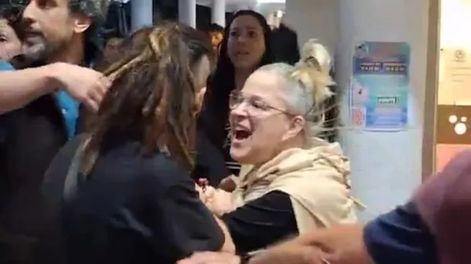 Durante la recorrida de Milei en Tres de Febrero, provincia de Buenos Aires, la mujer sacó un cuchillo para atacar a un fotoperiodista.