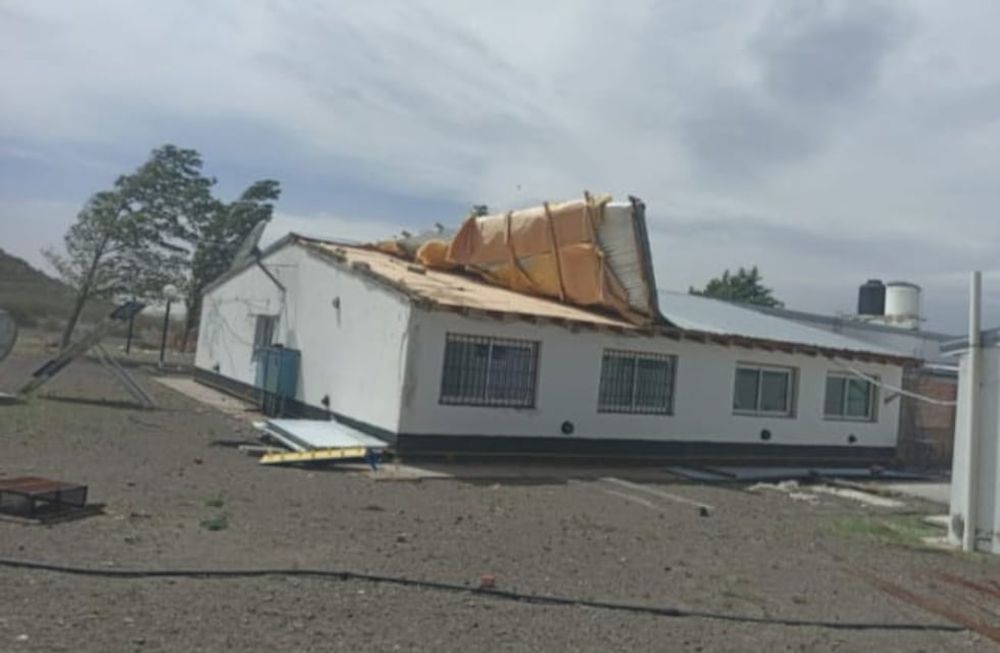 El Zonda voló el techo de la escuela albergue Embajador Pablo Neruda