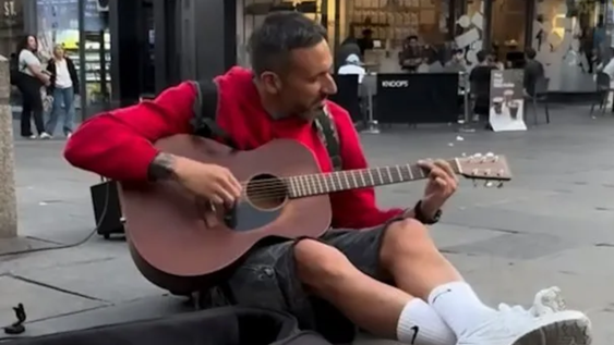 Jonás Gutiérrez tocó la guitarra en las calles de Newcastle Jonás Gutiérrez tocó la guitarra en las calles de Newcastle