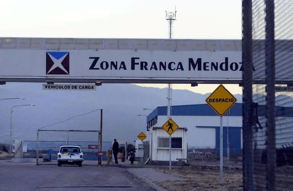 Las Zonas Francas, “son espacios en los cuales la mercadería no es sometida al control habitual del servicio aduanero