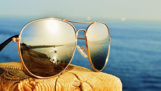 Qué significa usar lentes de sol, según la psicología
