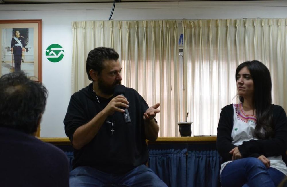 Presión. Juan Grabois, y la referente cordobesa de su espacio, Constanza San Pedro. La presión del dirigente llegó al Gobierno a implementar un nuevo plan social.