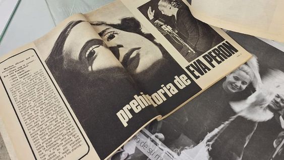 En los espacios de evocación en la Hemeroteca de la Biblioteca San Martín se repasan hechos relevantes como, por ejemplo, la muerte de Eva Perón o las celebraciones del Santo Patrono Santiago. Foto: Gentileza