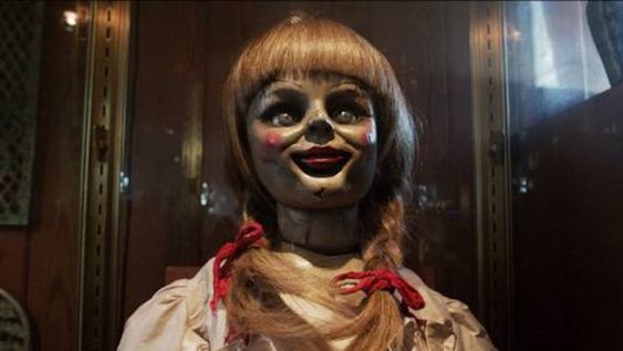 La muñeca maldita Anabelle sigue generando episodios extraños y suspenden las proyecciones en cines