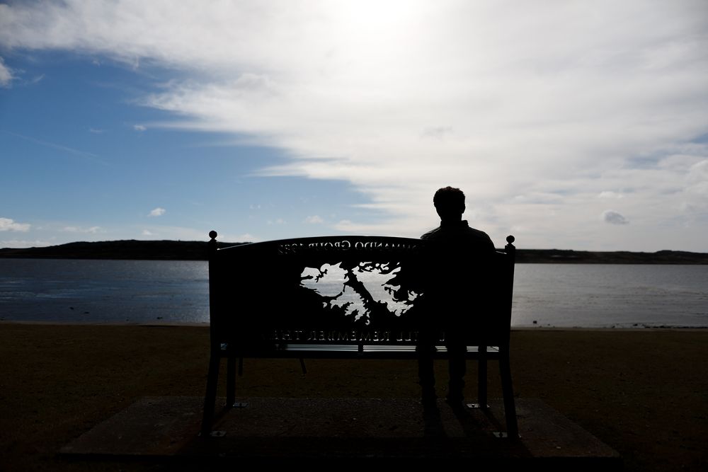 Una persona observa el mar en las Islas Malvinas.