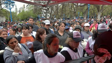 Los Andes | Acampe del Polo Obrero en MendozaCientos de manifestantes del Polo Bobrero de Mendoza reclaman por aumentos en planes sociales y posibilidades de trabajo mientras acampan en la Plaza IndependenciaFoto: Orlando Pelichotti/ Los Andes