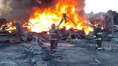 Bomberos continúan trabajando en la fábrica de plástico incendiada en San Rafael.