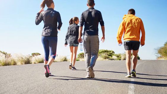 La caminata ofrece beneficios que van mucho más allá de las calorías quemadas.
