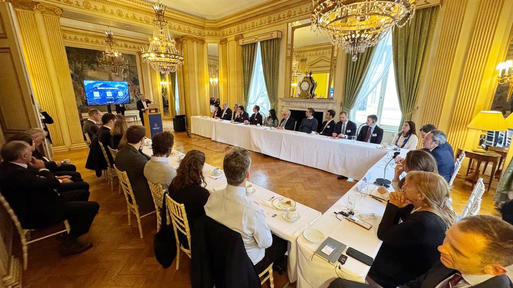 El gobernador Alfredo Cornejo se reunió en Londres con empresas del sector minero y energético en la sede de la Embajada Argentina en el Reino Unido.