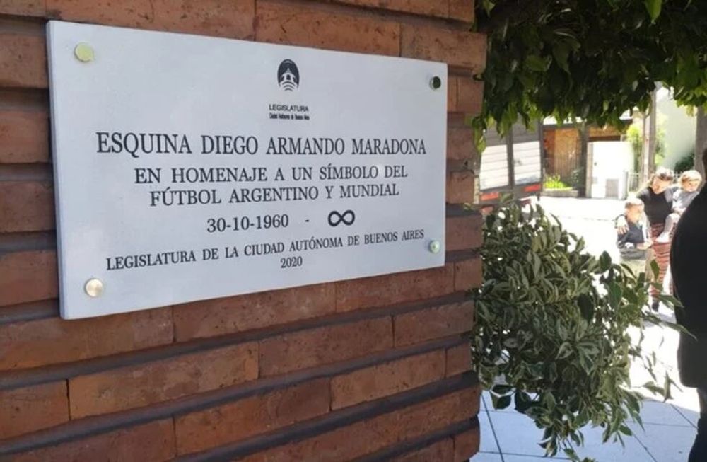 La Ciudad de Buenos Aires desplegó una placa conmemorativa en el edificio de Villa Devoto donde Diego vivió durante algunos años de su vida. / Gentileza.