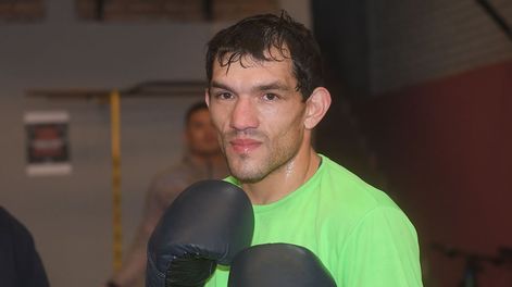 Los Andes | Juancito Carrasco está ranqueado en el 10° lugar en la categoría ligero en la Federación Internacional de Boxeo (FIB), por lo tanto, un triunfo frente a Bahdi lo dejaría como retador mundialista. Foto: José Gutierrez / Los Andes