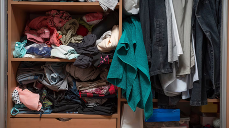 guardar ropa que ya no te queda no siempre es acumulacion: que dice la psicologia sobre este habito