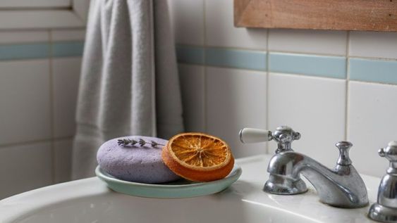 Las piedras aromáticas de sal llevan pocos ingredientes y un proceso sencillo. Para zonas pequeñas como el baño, dejan un aroma constante todo el día.