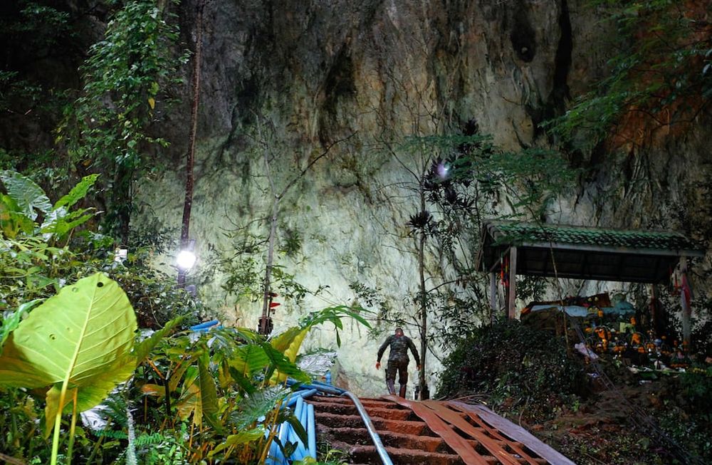 Siguen buscando a 12 nenes perdidos en una cueva en Tailandia