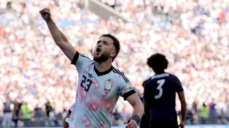 Nicolas Raskin festeja el gol de su compañero Charles De Ketelaere, tras una asistencia perfecta.