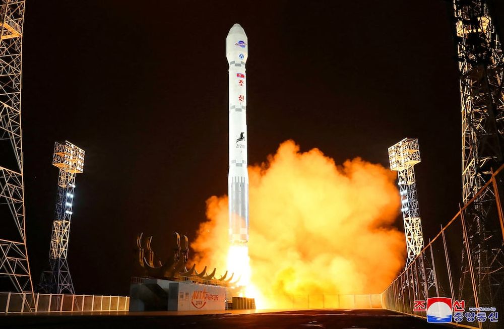 Se lanza un cohete que transporta un satélite espía Malligyong-1, como afirma el gobierno de Corea del Norte, en una ubicación indicada como Provincia de Gyeongsang del Norte, Corea del Norte, en esta imagen obtenida el 21 de noviembre de 2023.  KCNA