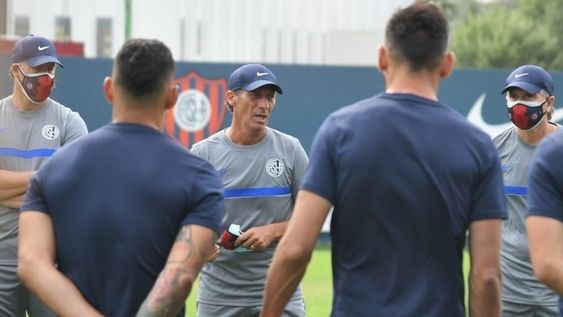 Troglio, en su primera práctica del 2022 del Ciclón. En el plantel habrían 13 casos de covid-19 positivos./Gentileza