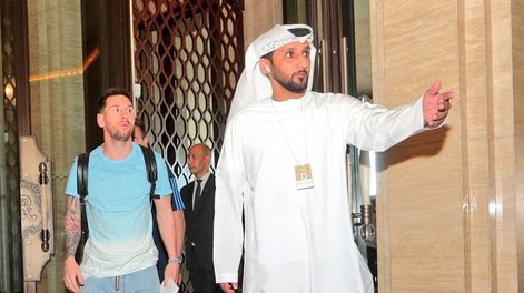 Vestido de celeste y blanco, el capitán argentino llegó a Abu Dhabi para sumarse a la selección. (@Argentina)