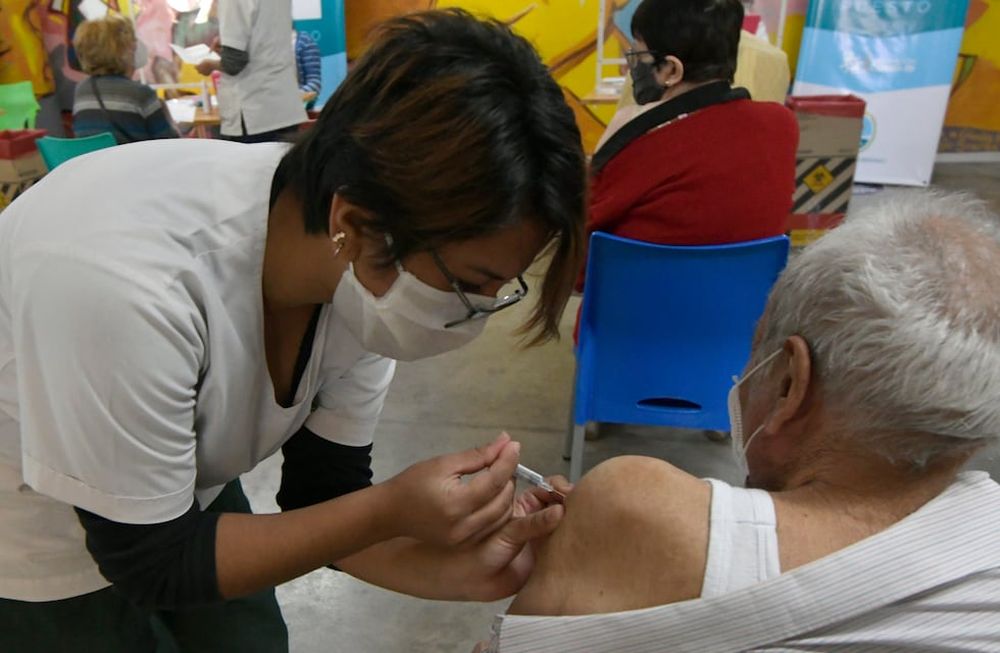 Los mayores de 65 años se cuentan entre quienes pueden acceder a la vacuna antigripal de manera gratuita. Foto: Orlando Pelichotti / Los Andes