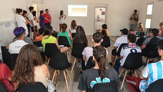 Se realizó en ModoSi una charla sobre cuidados de la piel. Este es un espacio específico para adolescentes y jóvenes, con un modelo de atención basado en la promoción y prevención de la salud. Foto: Prensa Godoy Cruz
