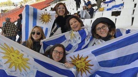 Los Andes | Ómnibus, ferri y avión en 15 horas: la odisea de la familia de un jugador uruguayo Sub 20 para llegar a Mendoza. Foto: Orlando Pelichotti / Los Andes.